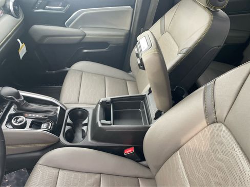 Used 2024 Chevrolet Colorado ZR2 w/ ZR2 Convenience Package III image 27