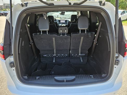 Used 2025 Chrysler Pacifica Limited FWD image 17