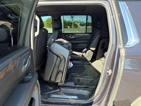 Used 2022 Chevrolet Suburban LT w/ LT Signature Plus Package AWD/4WD image 7