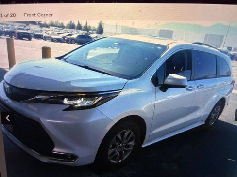 Used 2023 Toyota Sienna XLE FWD image 1