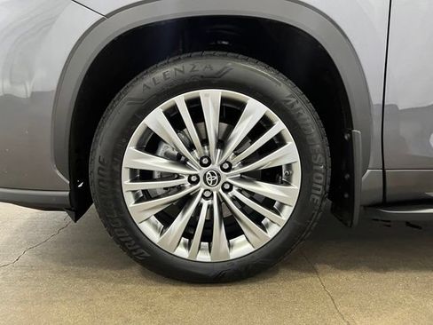 Certified 2025 Toyota Highlander Platinum AWD/4WD image 28