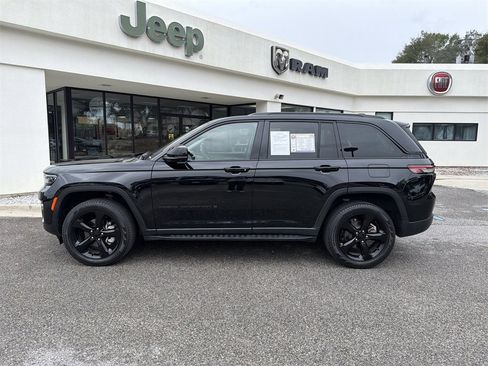 Used 2023 Jeep Grand Cherokee Limited w/ Luxury Tech Group II image 8