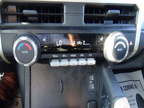 Used 2025 Toyota Tacoma TRD Sport AWD/4WD image 33