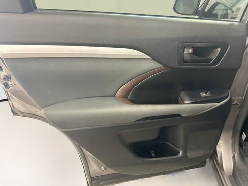 Used 2018 Toyota Highlander LE AWD/4WD image 26
