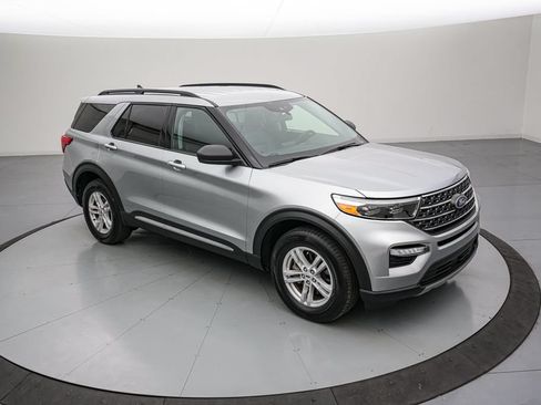 Certified 2024 Ford Explorer XLT w/ Equipment Group 202A AWD/4WD image 2