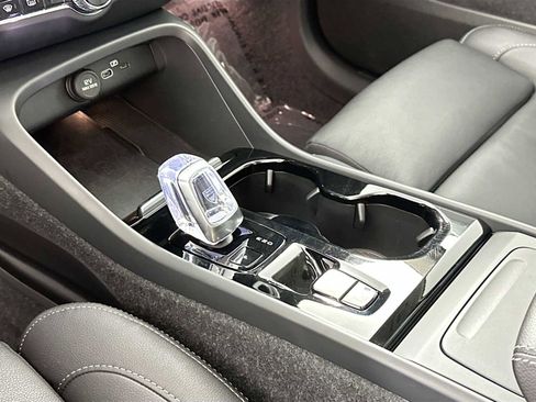 Used 2025 Volvo XC40 B5 Plus image 15