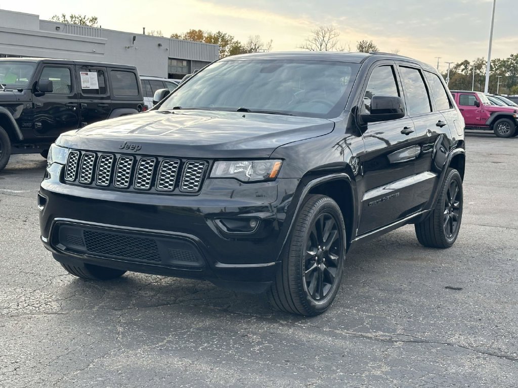 Used 2019 Jeep Grand Cherokee Altitude AWD/4WD image 7