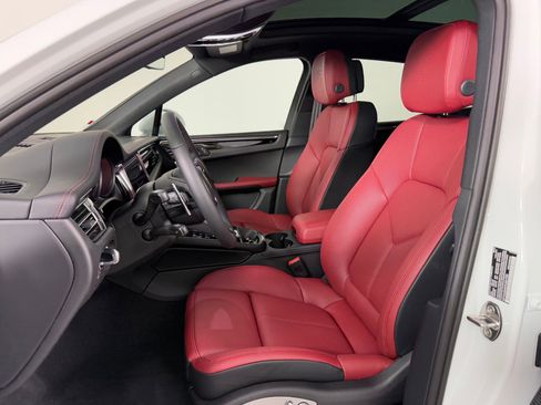 New 2026 Porsche Macan image 5