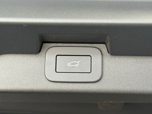 Certified 2025 Land Rover Discovery Dynamic SE image 19