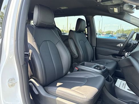 New 2026 Chrysler Pacifica Select image 27