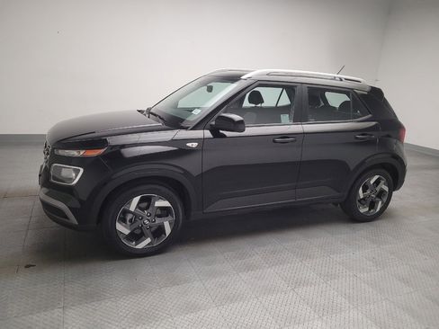 Used 2024 Hyundai Venue SEL FWD image 2