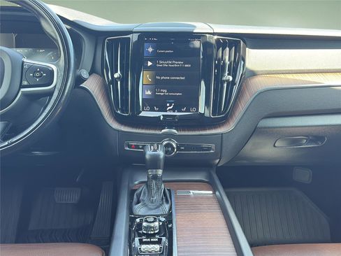 Used 2021 Volvo XC60 T5 Momentum w/ Premium Package AWD/4WD image 15