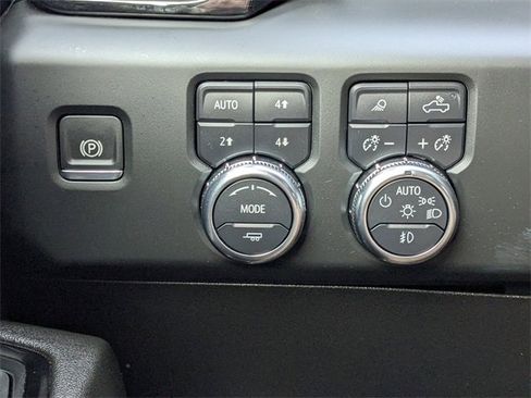 Used 2024 GMC Sierra 2500 AT4 w/ AT4 Preferred Package image 22
