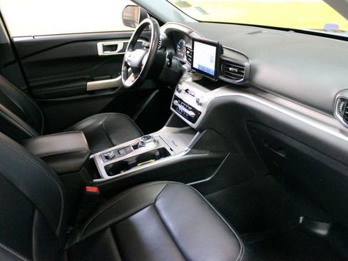 Used 2022 Ford Explorer XLT w/ Equipment Group 202A AWD/4WD image 10