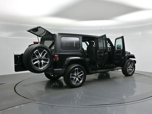 Used 2024 Jeep Wrangler Unlimited image 6