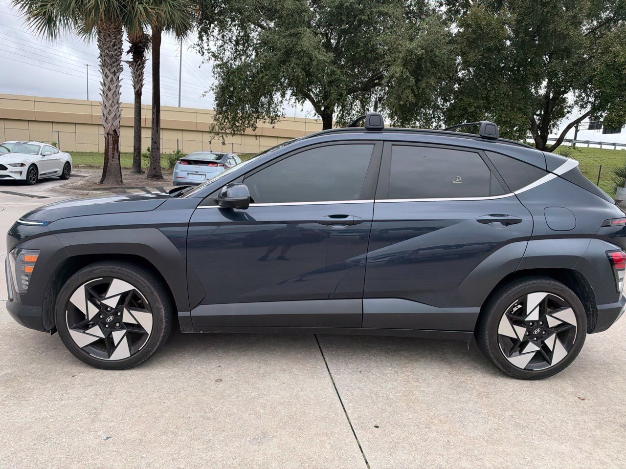 Used 2024 Hyundai Kona Limited FWD image 2
