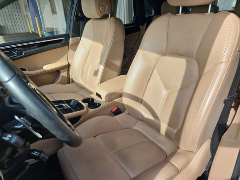 Used 2024 Porsche Macan image 16