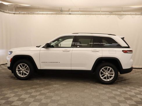 Used 2023 Jeep Grand Cherokee Laredo w/ Luxury Tech Group I RWD image 2