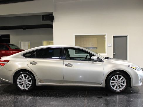 Used 2014 Toyota Avalon XLE FWD image 2