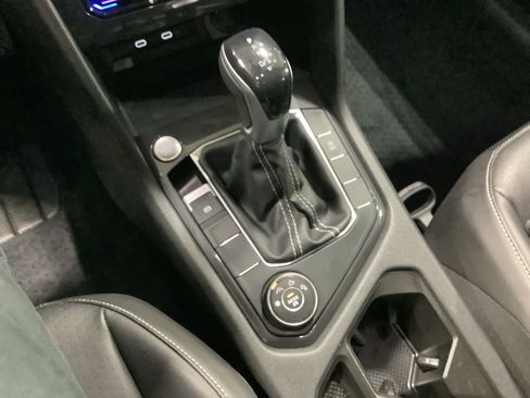 Used 2022 Volkswagen Tiguan SE w/ Panoramic Sunroof Package image 19