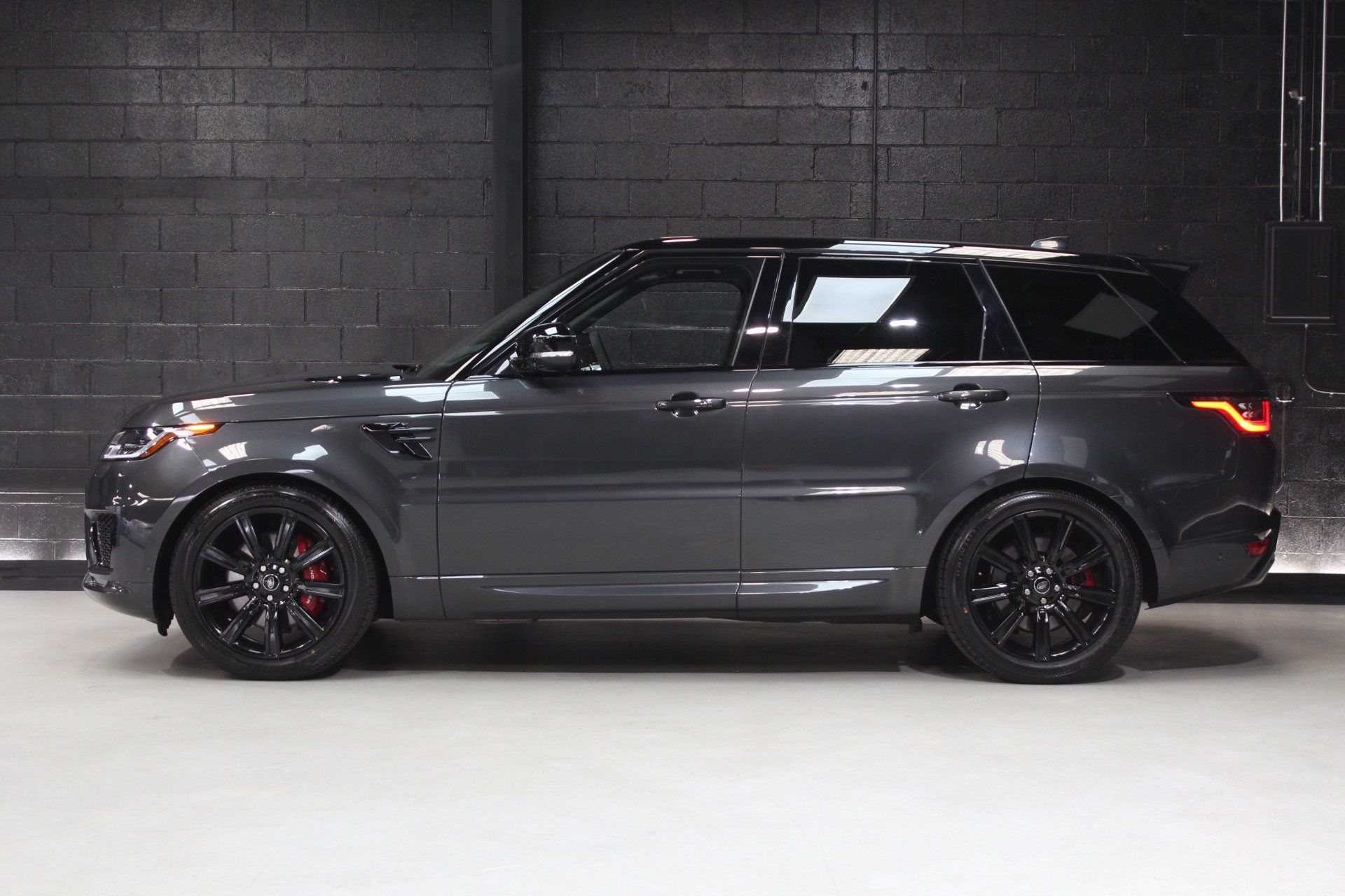 Used 2022 Land Rover Range Rover Sport HST AWD/4WD image 3