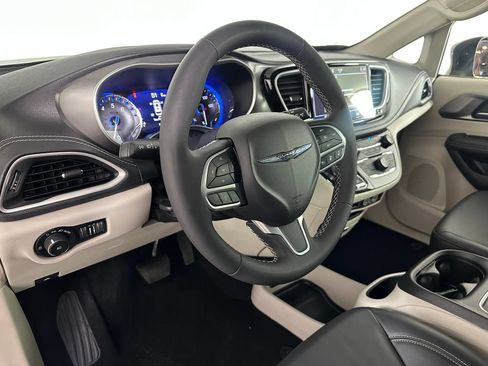 Used 2023 Chrysler Pacifica Touring-L AWD/4WD image 10