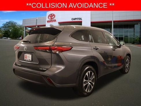 Used 2021 Toyota Highlander XLE AWD/4WD image 4
