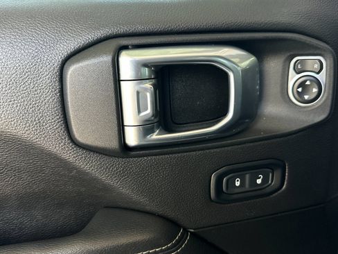 Used 2023 Jeep Wrangler Unlimited Sahara AWD/4WD image 10