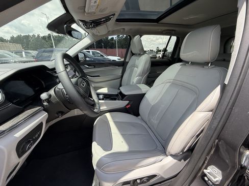 Used 2023 Jeep Grand Cherokee Overland RWD image 28