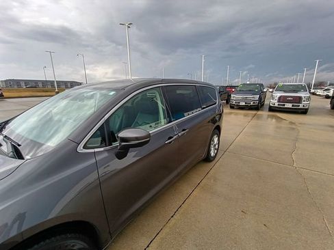 Used 2023 Chrysler Pacifica Touring-L image 10