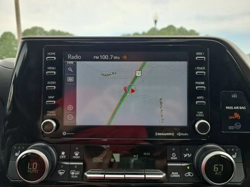 Used 2020 Toyota Highlander XLE AWD/4WD image 30