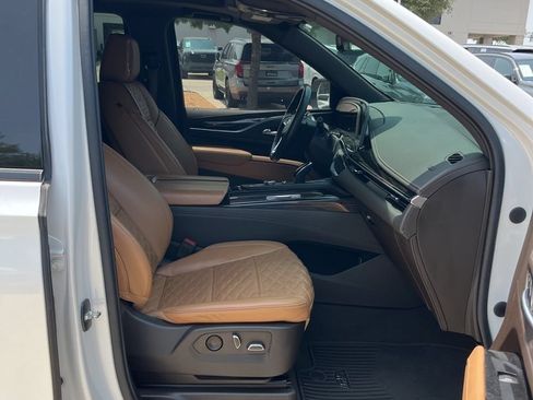 Used 2022 Cadillac Escalade Premium Luxury AWD/4WD image 6