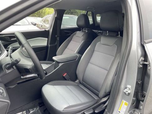 Used 2025 Chevrolet Trax LT w/ LT Convenience Package FWD image 11