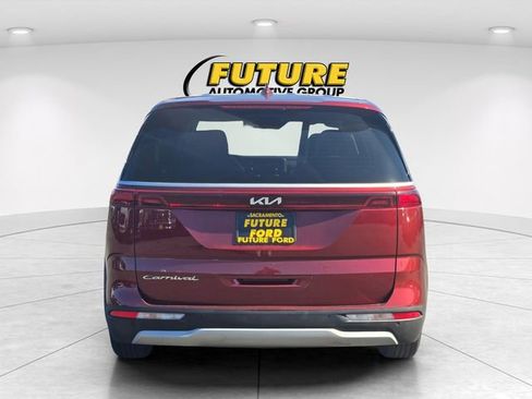 Used 2022 Kia Carnival LX image 5