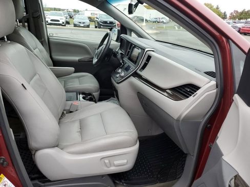 Used 2017 Toyota Sienna XLE Premium image 32