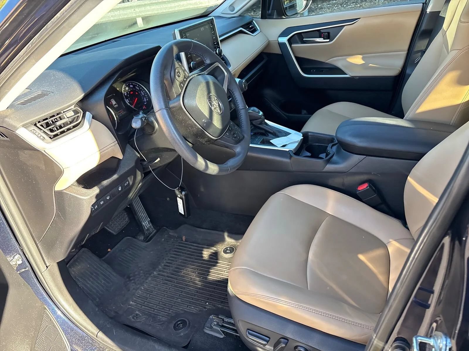 Used 2021 Toyota RAV4 XLE Premium FWD image 4