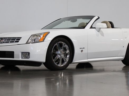 Used 2008 Cadillac XLR RWD image 39