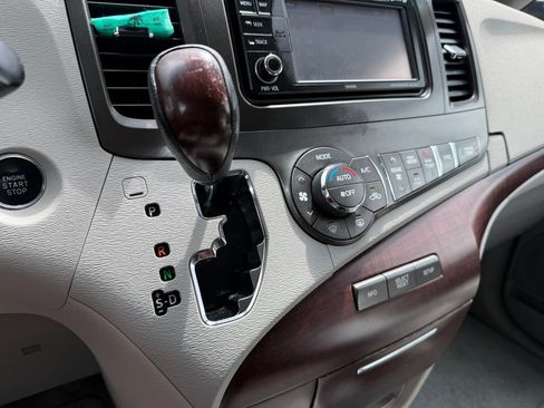Used 2012 Toyota Sienna XLE FWD image 29