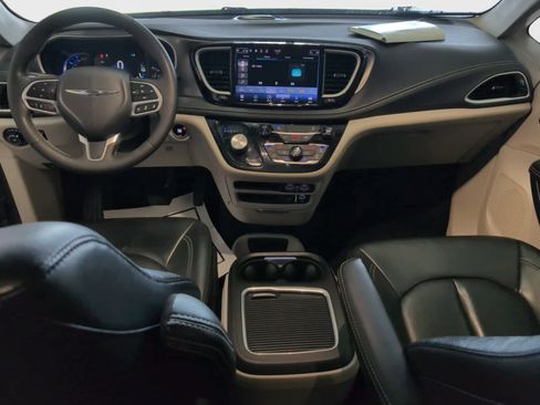 Used 2022 Chrysler Pacifica Touring-L image 13