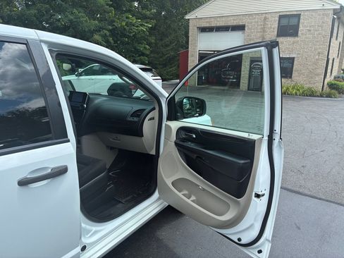 Used 2019 Dodge Grand Caravan SE FWD image 14