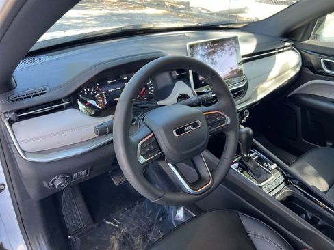 Used 2025 Jeep Compass Limited image 28