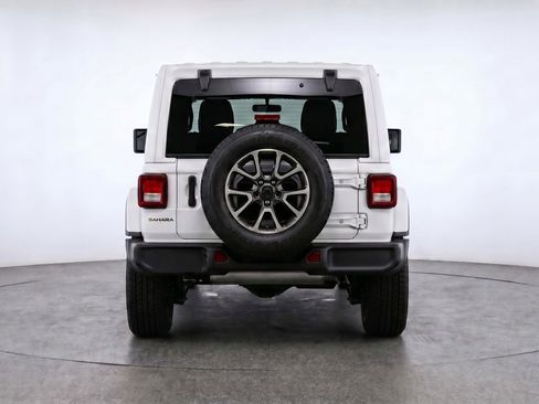 Used 2025 Jeep Wrangler Sahara image 7