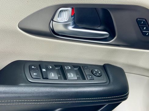 Used 2021 Chrysler Pacifica Touring-L image 26