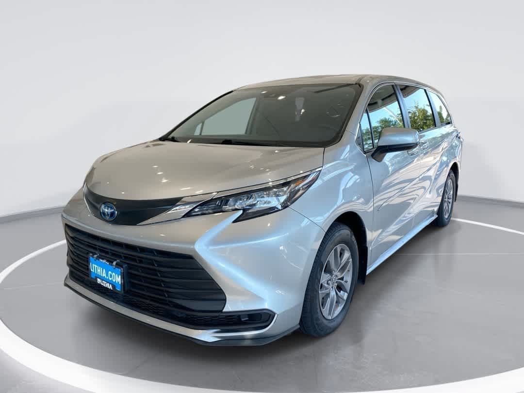 Used 2023 Toyota Sienna LE AWD/4WD image 1