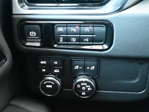 Used 2025 GMC Yukon Denali image 29