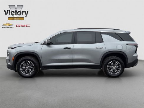 Used 2025 Chevrolet Traverse LT image 3