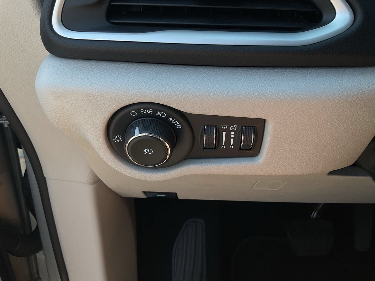 Used 2024 Chrysler Pacifica Touring-L FWD image 20