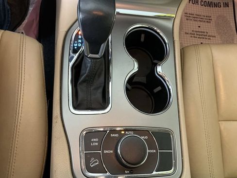 Used 2020 Jeep Grand Cherokee Limited AWD/4WD image 19
