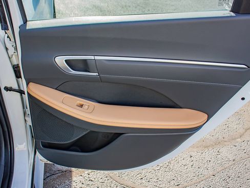 Used 2022 Hyundai Sonata Limited w/ Preferred Accessory Package FWD image 19