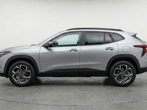 Used 2025 Chevrolet Trax LT w/ LT Convenience Package FWD image 5